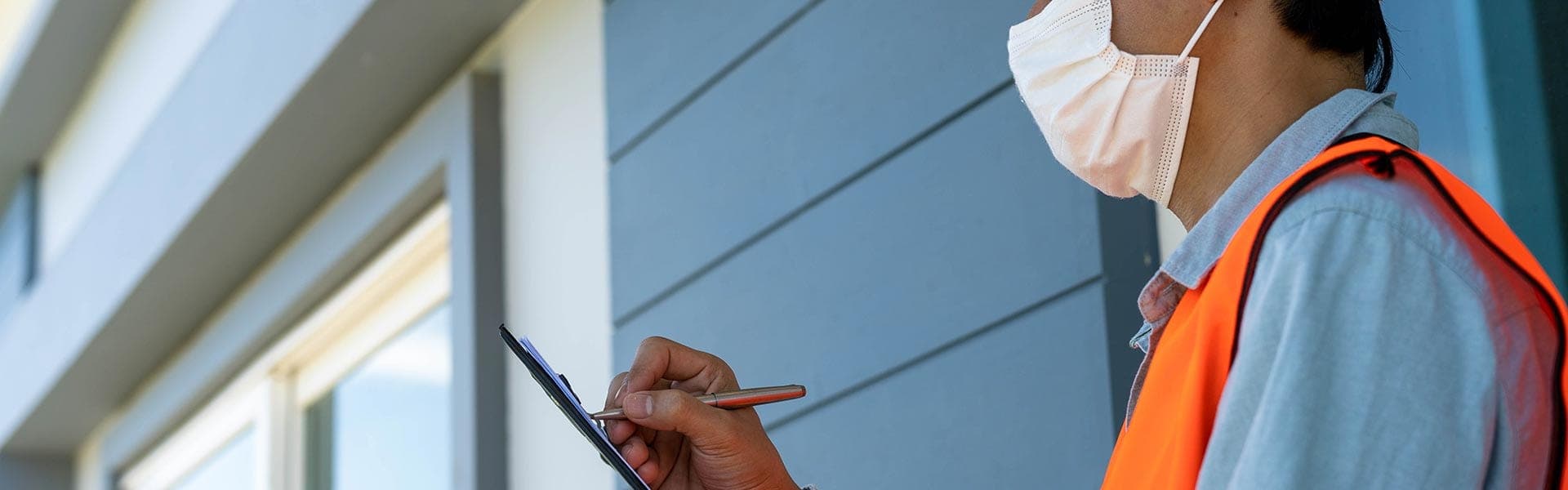 Asbestdeskundige op plaatsbezoek