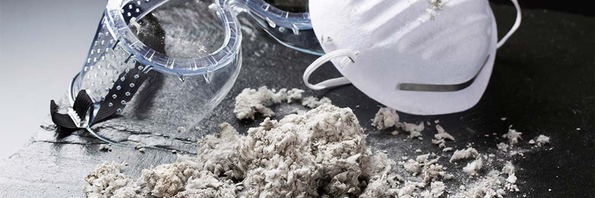 Veiligheidsbril, stofmasker en asbestvezels — visualisatie van een asbestonderzoek