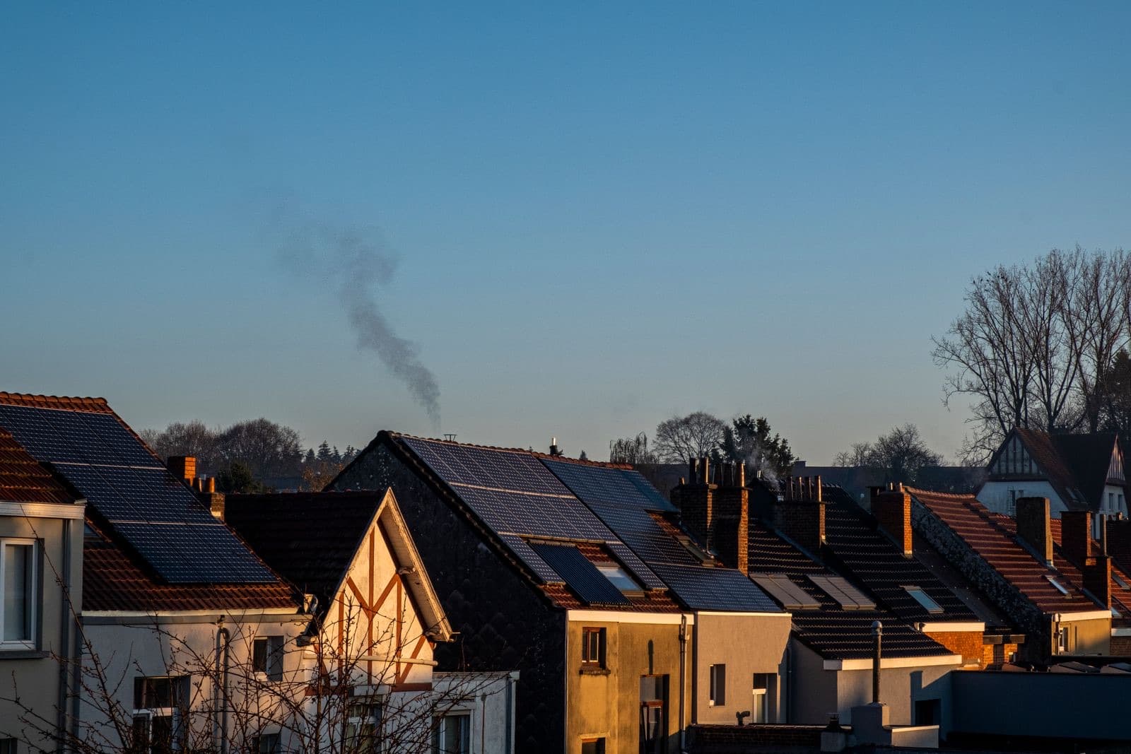 Rijwoningen met zonnepanelen bij zonsondergang — energieprestatiecertificaat (EPC) in Vlaanderen