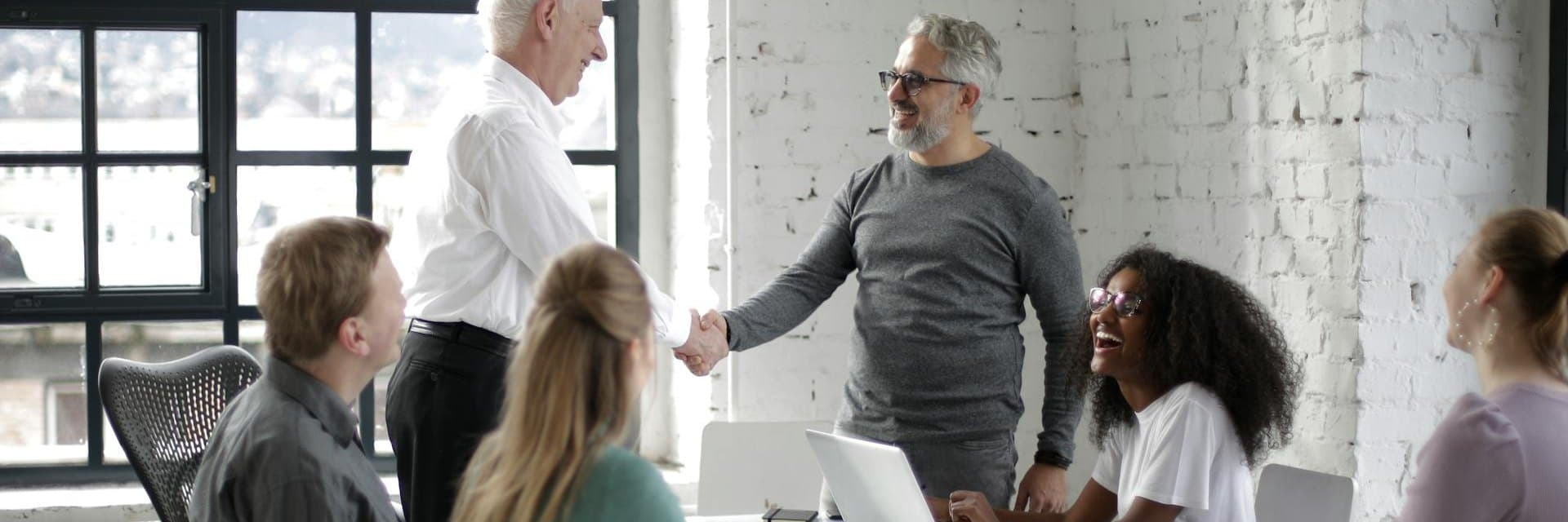 Professionals in een modern kantoor — het team achter Asbestify